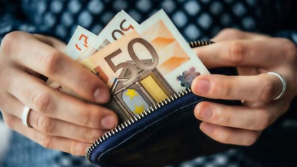 Πορτοφόλι με χρήματα λόγω αύξησης επιδόματος