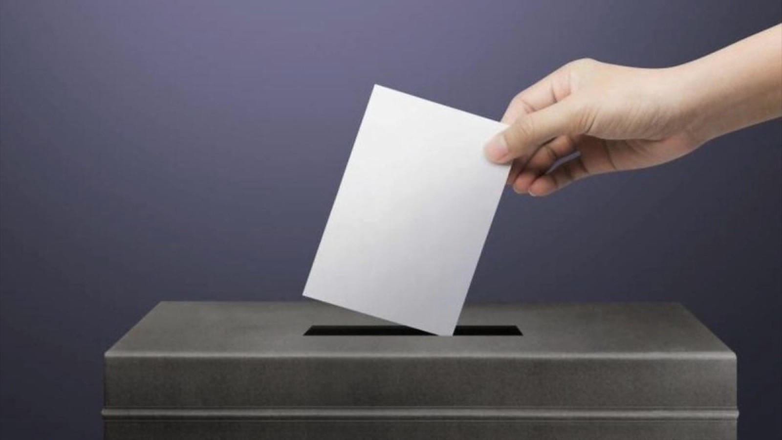 εκλογέας που ψηφίζει σε κάλπη